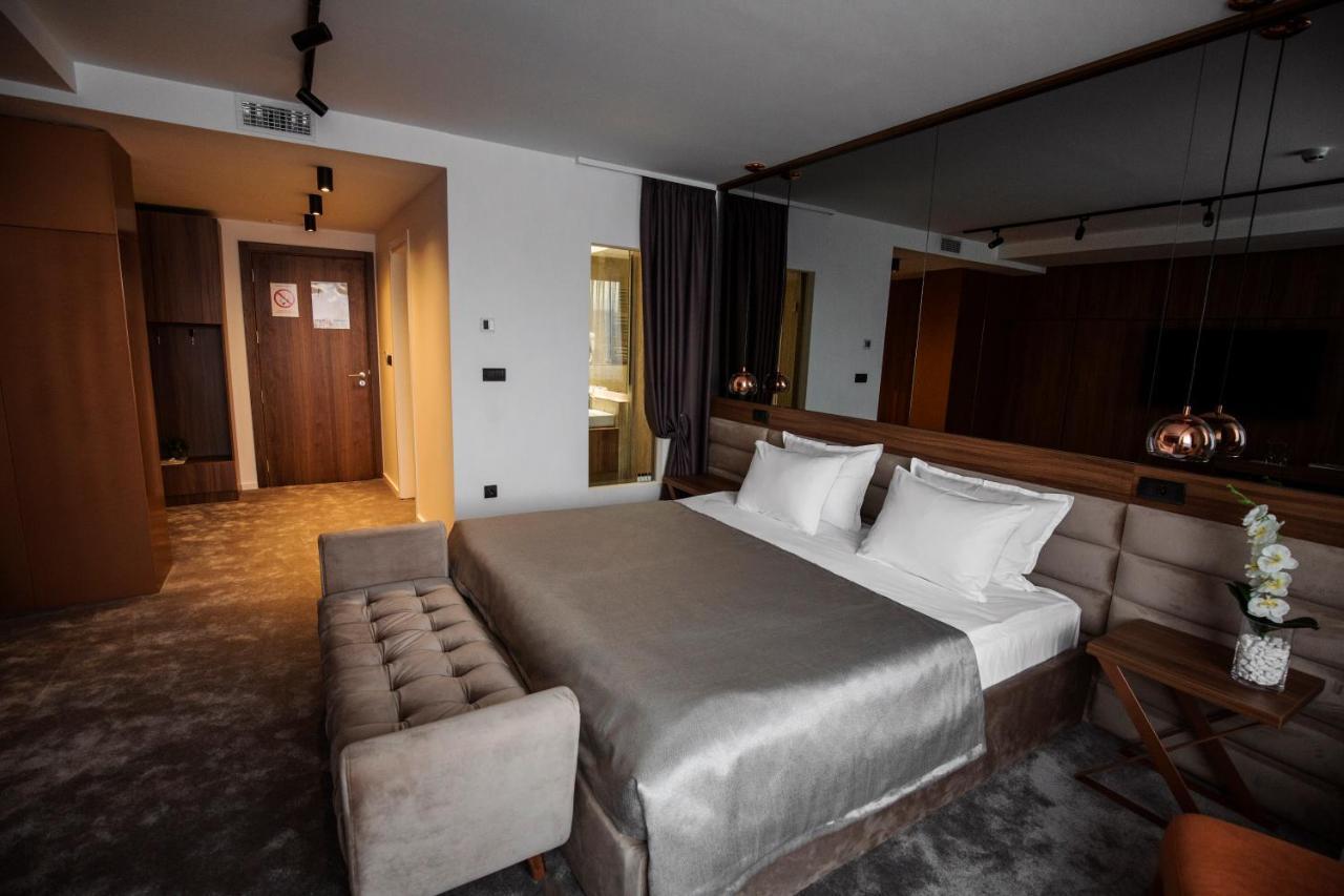 New City Hotel & Restaurant นิส ภายนอก รูปภาพ