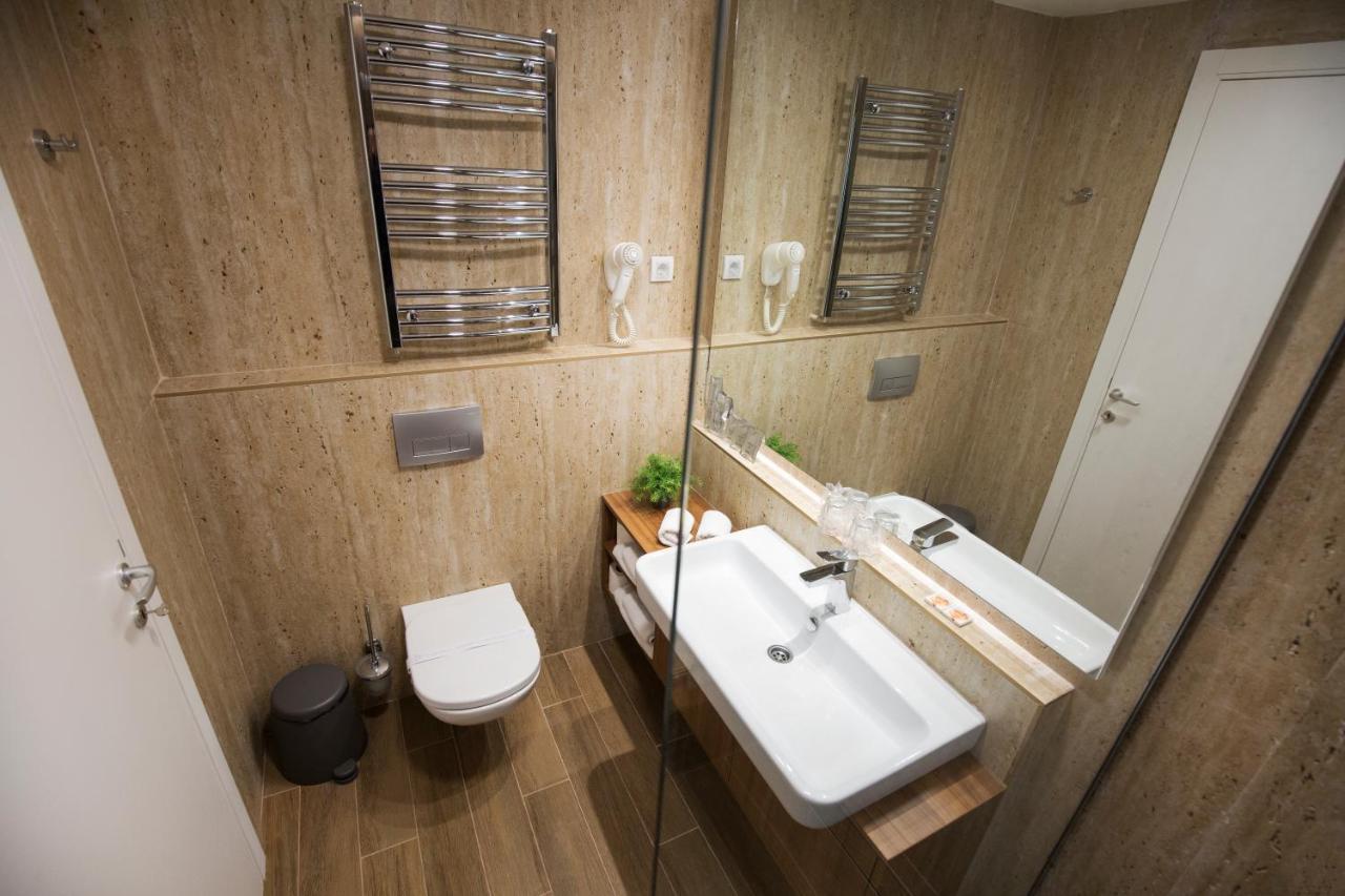 New City Hotel & Restaurant นิส ภายนอก รูปภาพ