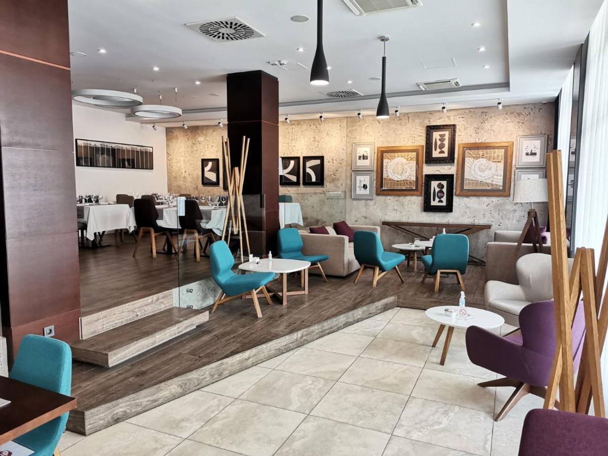 New City Hotel & Restaurant นิส ภายนอก รูปภาพ