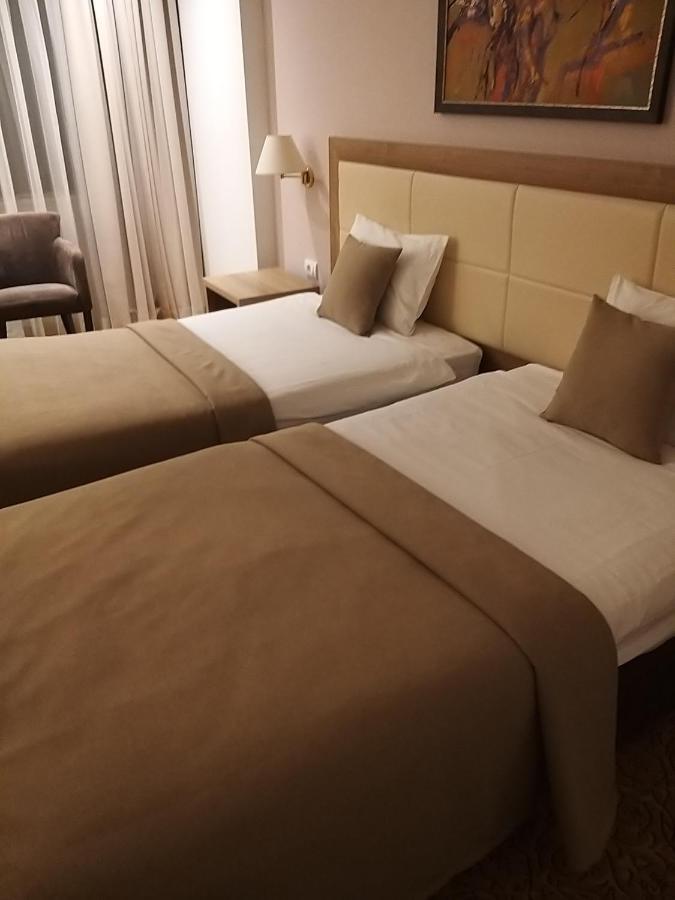 New City Hotel & Restaurant นิส ภายนอก รูปภาพ