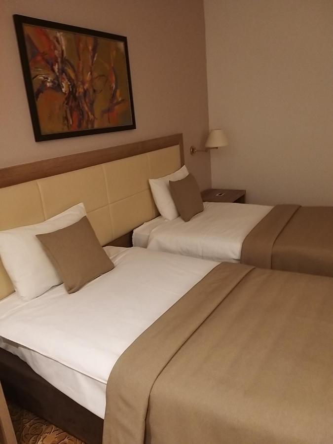 New City Hotel & Restaurant นิส ภายนอก รูปภาพ
