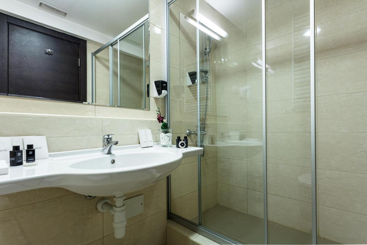 New City Hotel & Restaurant นิส ภายนอก รูปภาพ
