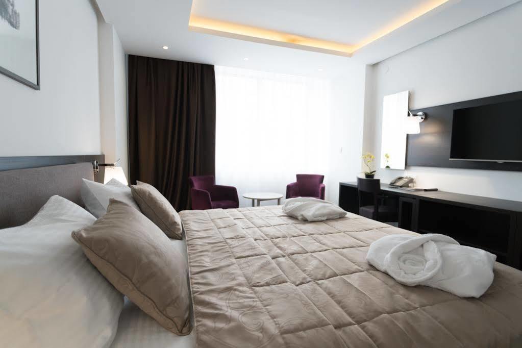 New City Hotel & Restaurant นิส ภายนอก รูปภาพ