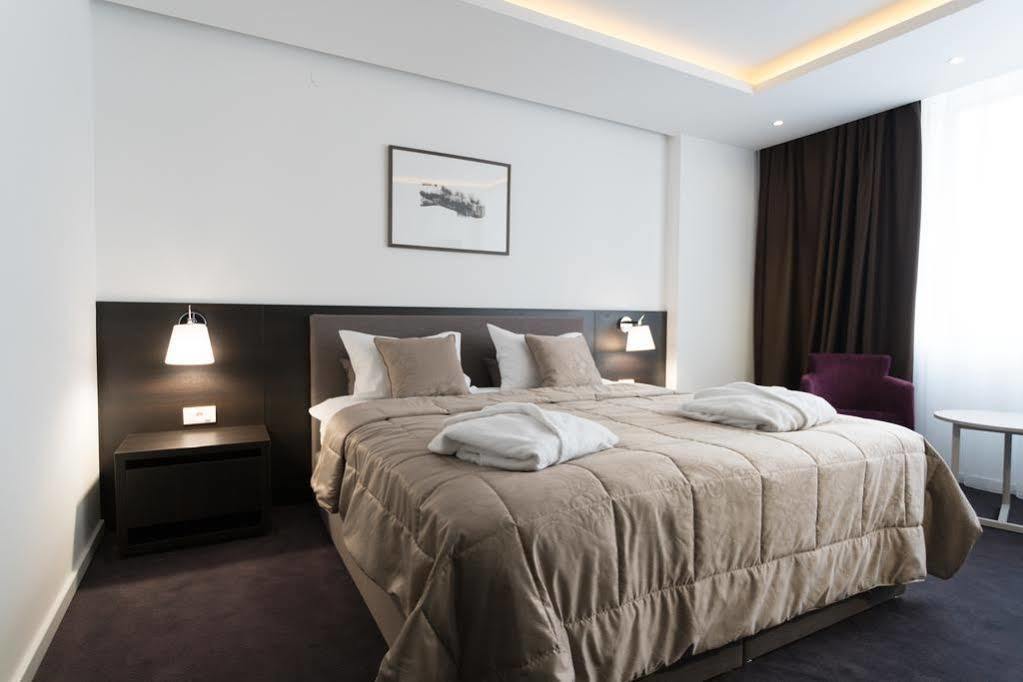 New City Hotel & Restaurant นิส ภายนอก รูปภาพ